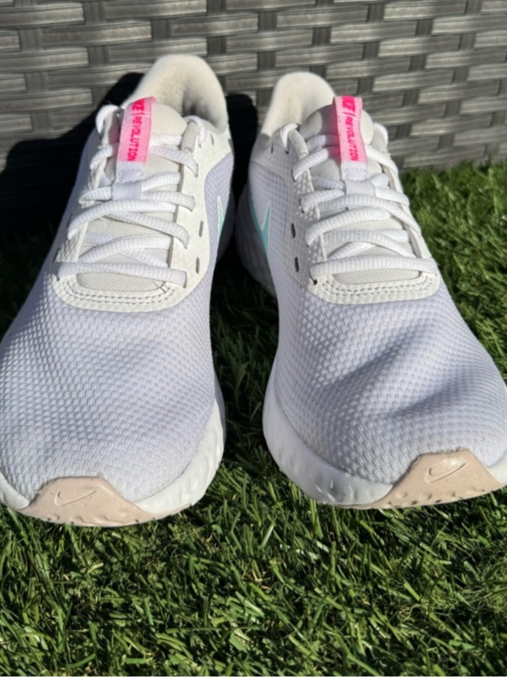 7 Nike Revolution 5.0 Women’s running white and teal. - Picture 4 of 7